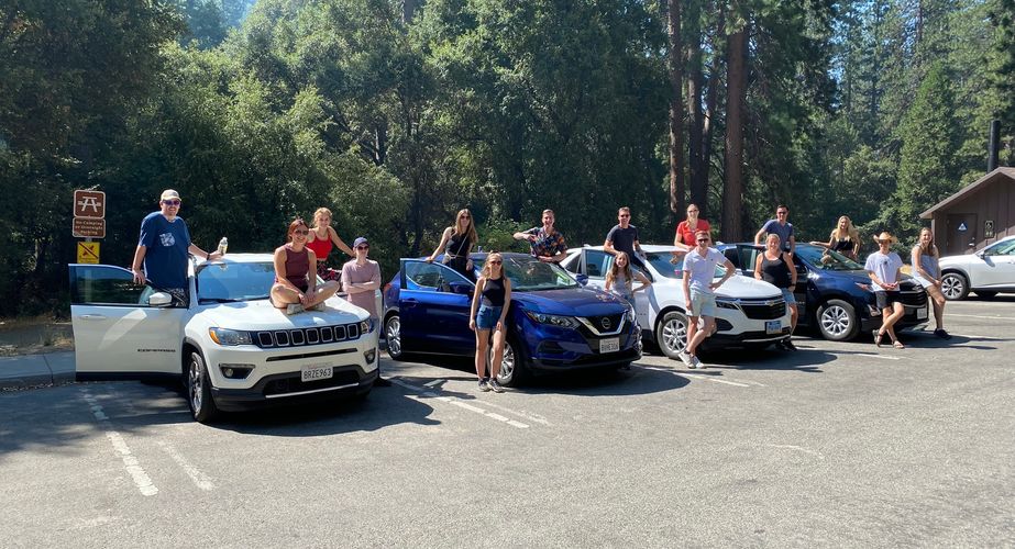 Groepsfoto voor de auto